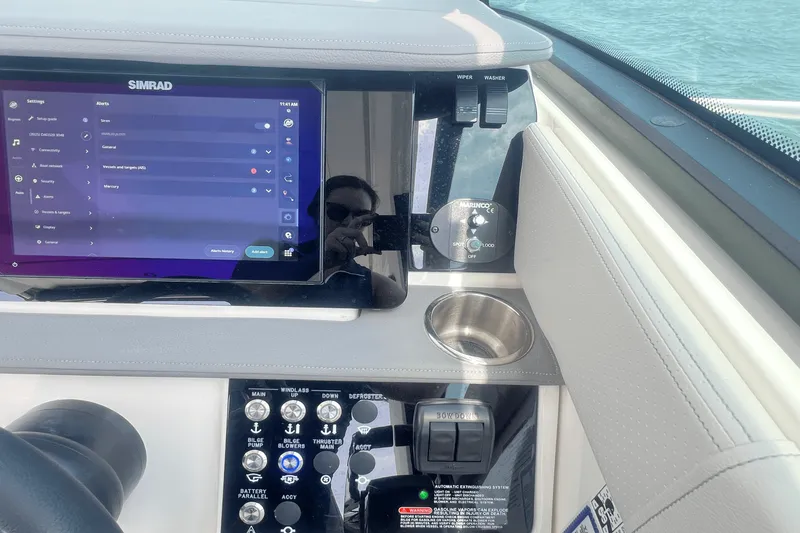 Slide: The Image of Sea Ray Sundancer 320 Outboard 2025 - 34