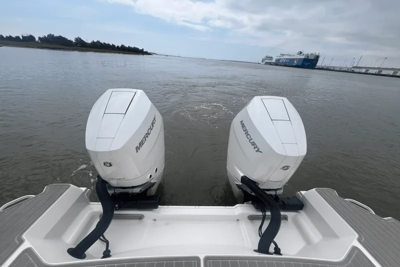 Slide: The Image of Sea Ray Sundancer 320 Outboard 2025 - 7