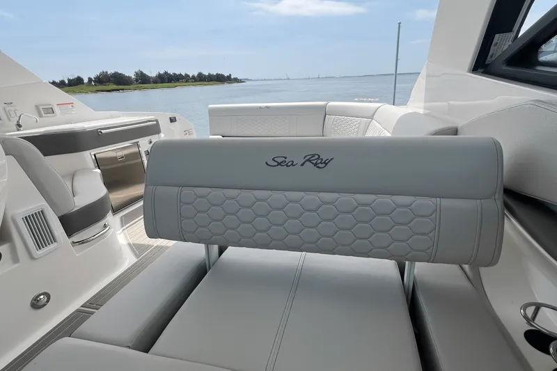 Slide: The Image of Sea Ray Sundancer 320 Outboard 2025 - 29