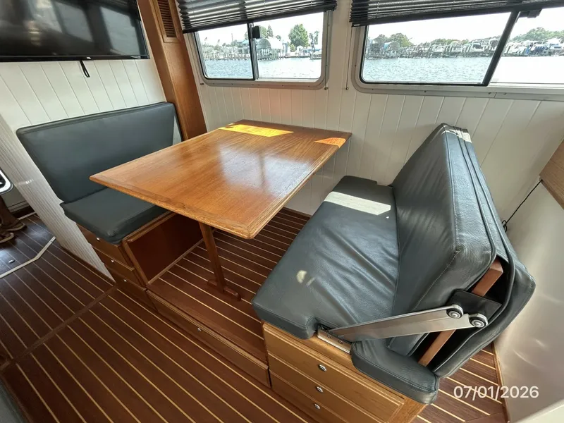 Slide: The Image of 35' Great Harbour salon settee1 - 6751287