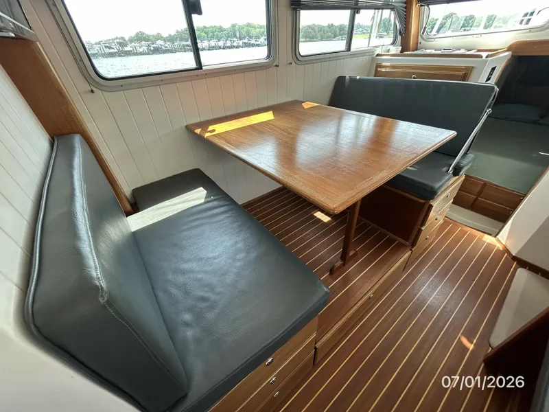 Slide: The Image of 35' Great Harbour salon settee2 - 6751288