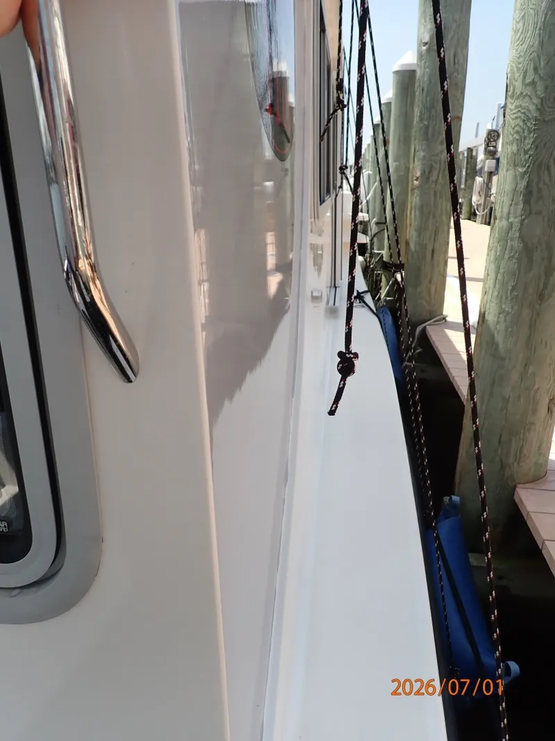 Slide: The Image of 35' Great Harbour starboard side deck - 6751301