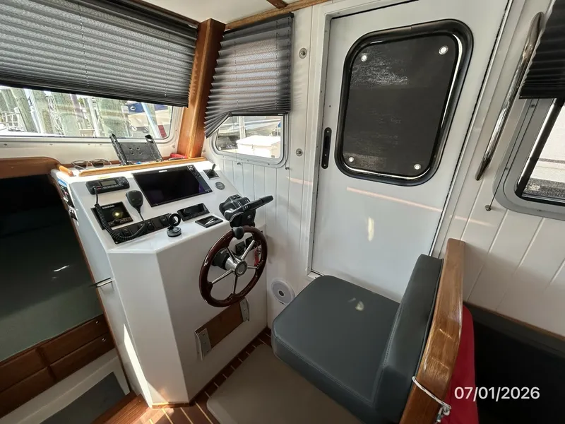 Slide: The Image of 35' Great Harbour helm1 - 6751279