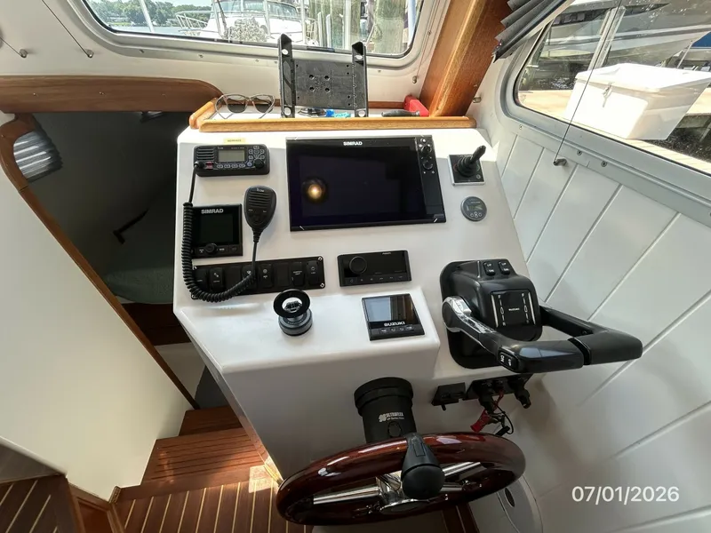 Slide: The Image of 35' Great Harbour helm2 - 6751280