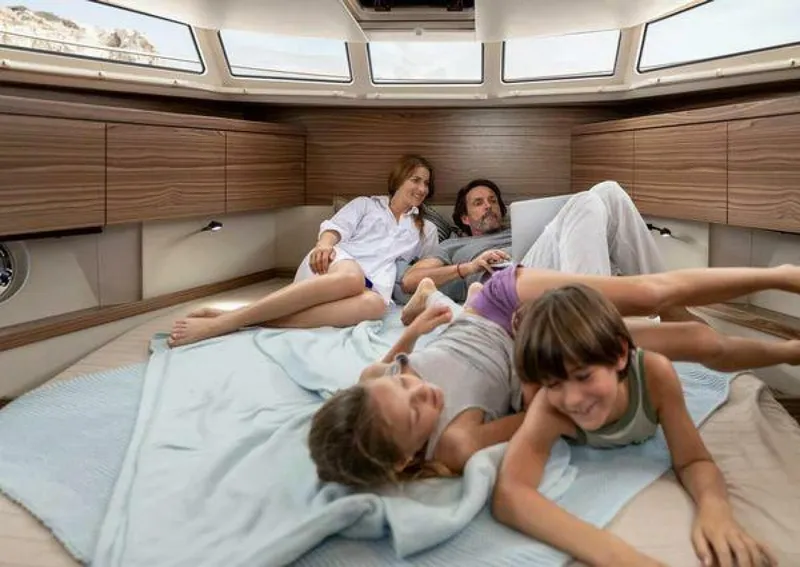 Slide: The Image of Greenline 40 2025 - 3882380