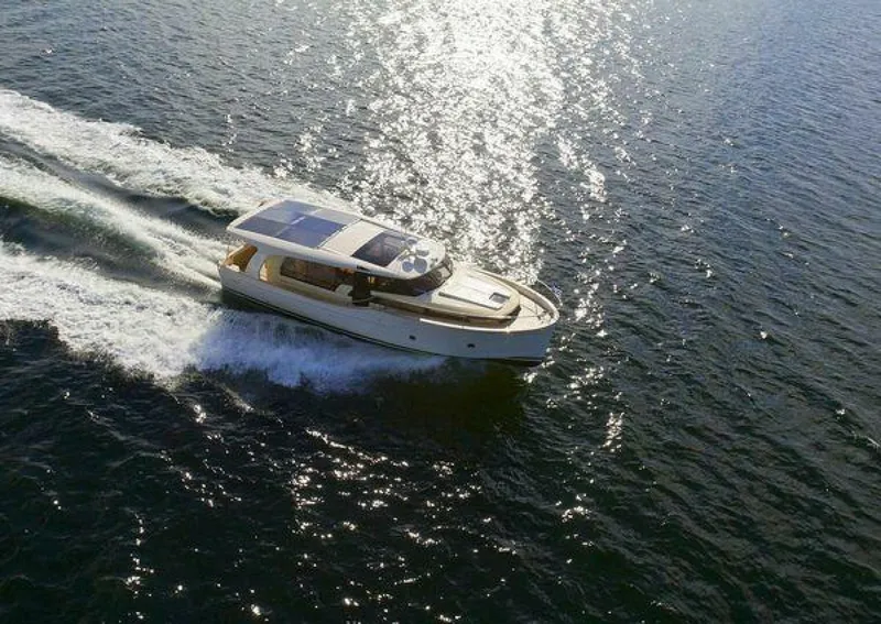 Slide: The Image of Greenline 40 2027 - 3882377