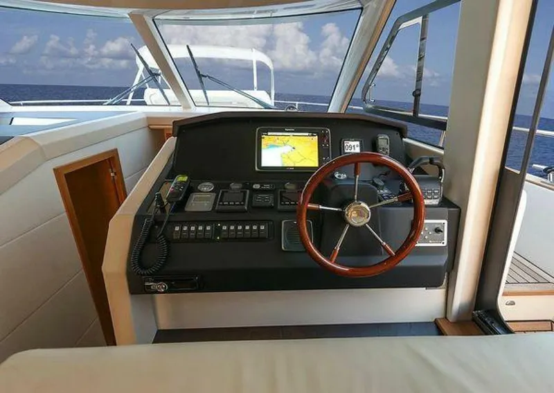 Slide: The Image of Greenline 48 Fly 2025 - 3883889