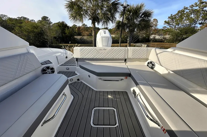 Slide: The Image of Sea Ray SDX 270 Outboard 2025 - 10