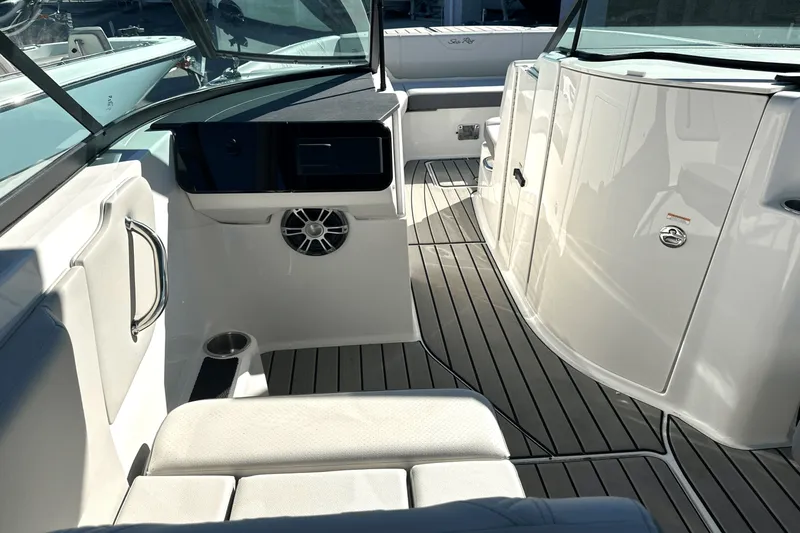 Slide: The Image of Sea Ray SDX 270 Outboard 2025 - 19