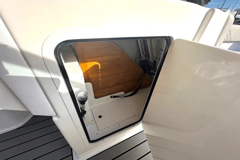 Slide: The Image of Sea Ray SDX 270 Outboard 2025 - 21