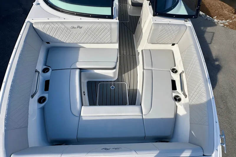 Slide: The Image of Sea Ray SDX 270 Outboard 2025 - 28