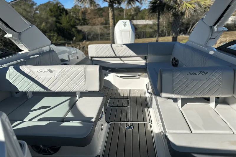 Slide: The Image of Sea Ray SDX 270 Outboard 2025 - 29