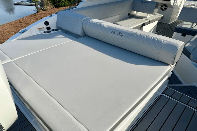 Slide: The Image of Sea Ray SDX 270 Outboard 2025 - 4