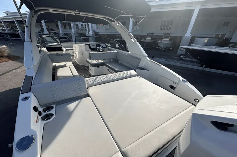 Slide: The Image of Sea Ray SDX 270 Outboard 2025 - 5