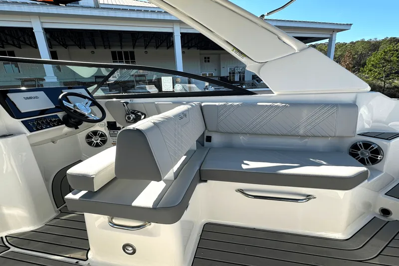 Slide: The Image of Sea Ray SDX 270 Outboard 2025 - 13