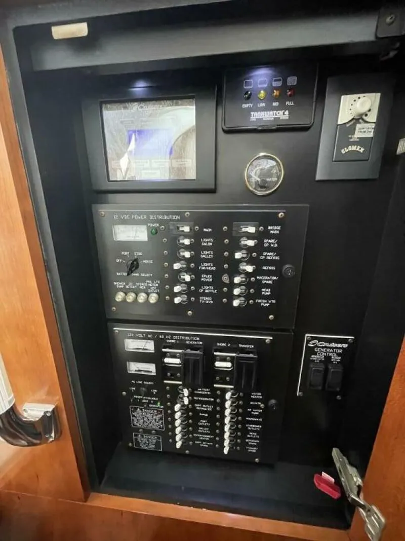 Slide: The Image of Cruisers Yachts 390 Sports Coupe 2008 - 3896160