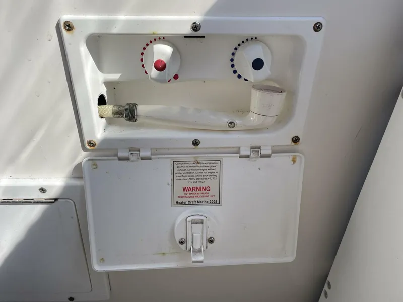 Slide: The Image of Rinker Express Cruiser 2006 - 3900562