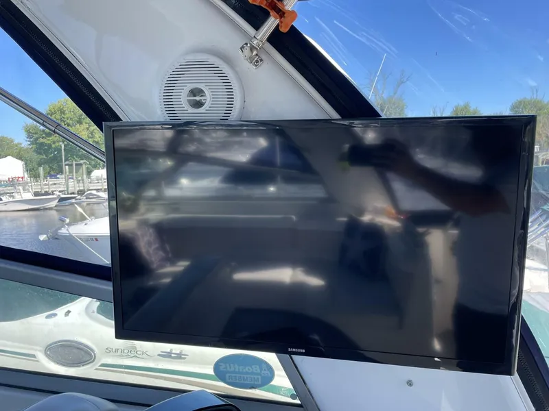 Slide: The Image of Rinker Express Cruiser 2006 - 3900572