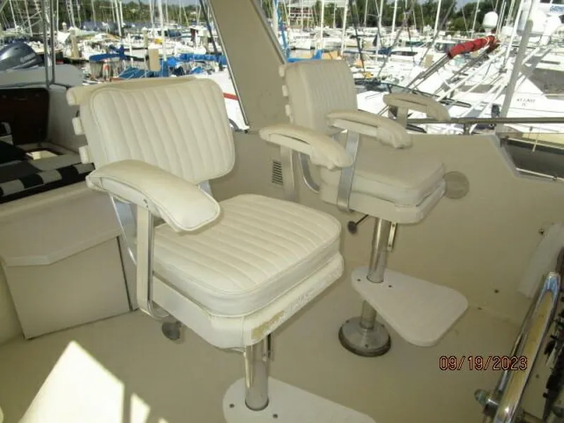 Slide: The Image of 63' Hatteras flybridge helmseats - 3904558