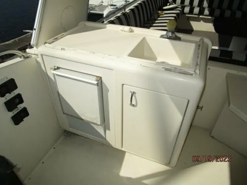 Slide: The Image of 63' Hatteras flybridge wetbar - 3904563
