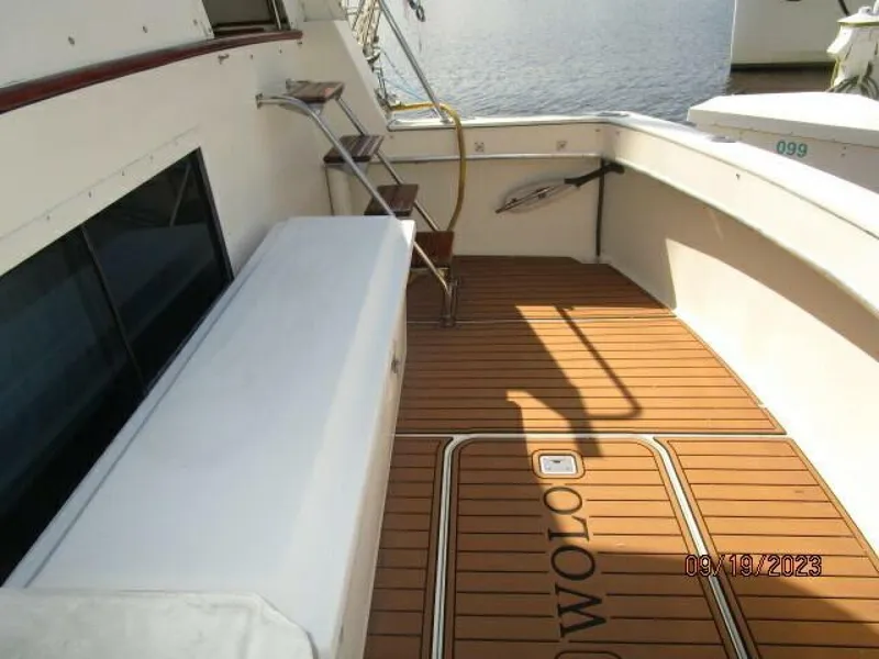 Slide: The Image of 63' Hatteras cockpit starboard - 3904552