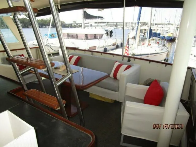 Slide: The Image of 63' Hatteras aftdeck2 - 3904545