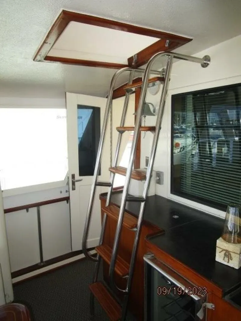 Slide: The Image of 63' Hatteras aftdeck-flybridge ladder - 3904546