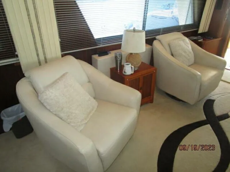 Slide: The Image of 63' Hatteras salon starboard seating - 3904616
