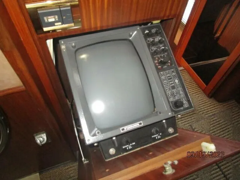 Slide: The Image of 63' Hatteras lower helm Radar - 3904595