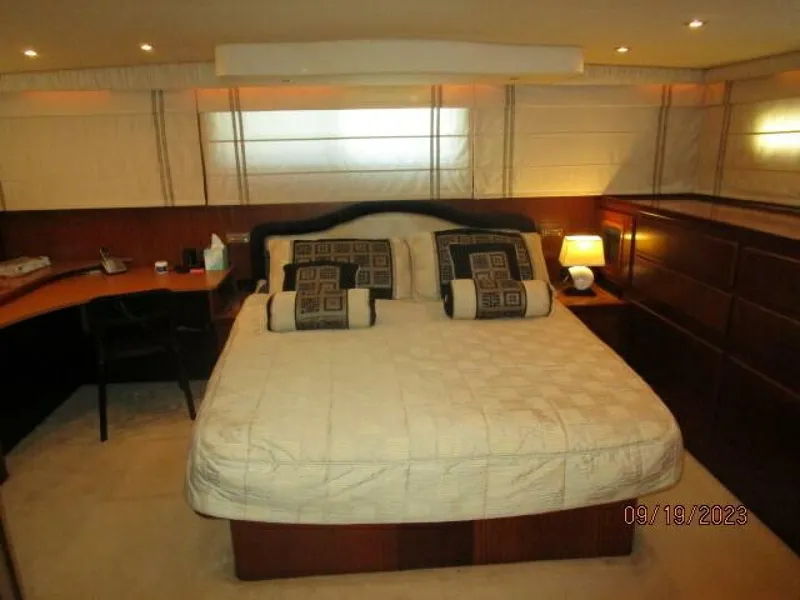 Slide: The Image of 63' Hatteras master stateroom - 3904582