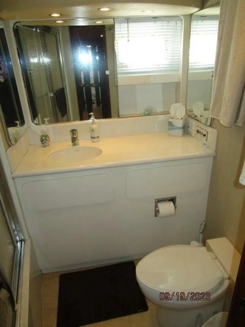 Slide: The Image of 63' Hatteras master stateroom head - 3904585