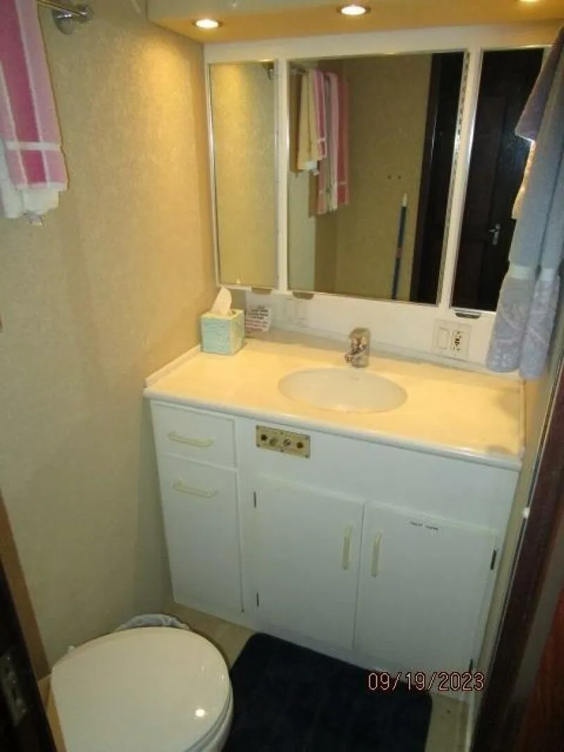 Slide: The Image of 63' Hatteras forward stateroom head - 3904569
