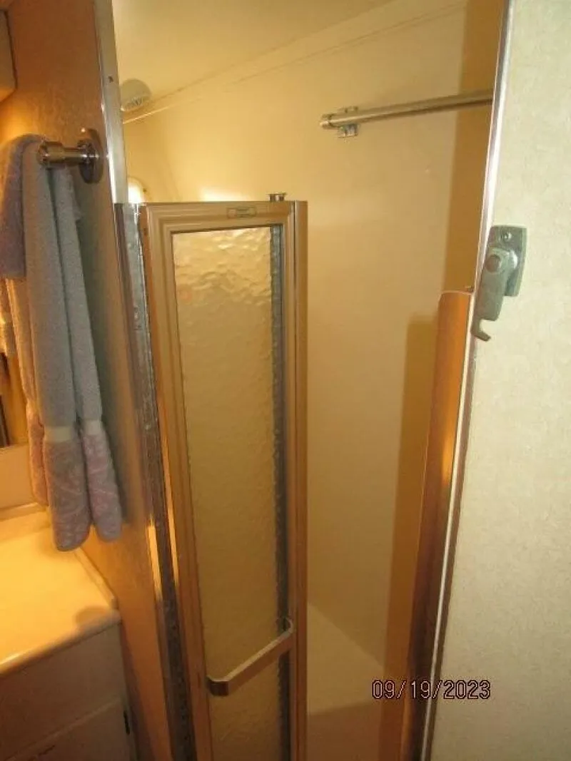 Slide: The Image of 63' Hatteras forward stateroom shower - 3904570