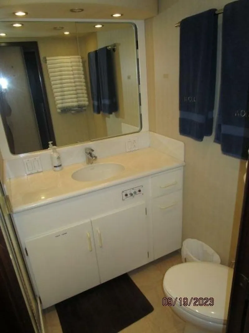 Slide: The Image of 63' Hatteras starboard guest head - 3904624