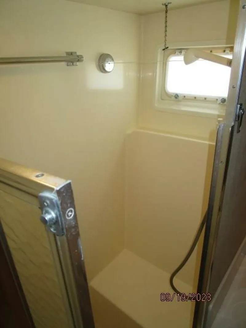 Slide: The Image of 63' Hatteras starboard guest shower - 3904625