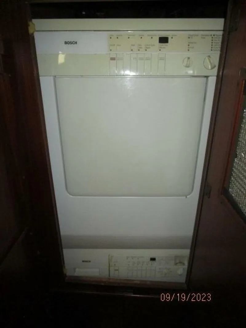 Slide: The Image of 63' Hatteras washer-dryer - 3904634