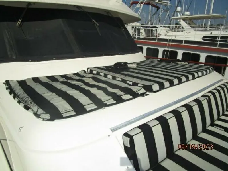 Slide: The Image of 63' Hatteras foredeck sunpads - 3904566