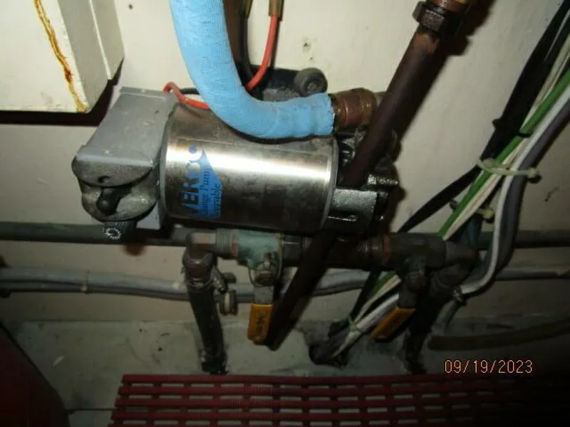 Slide: The Image of 63' Hatteras oil change system - 3904587
