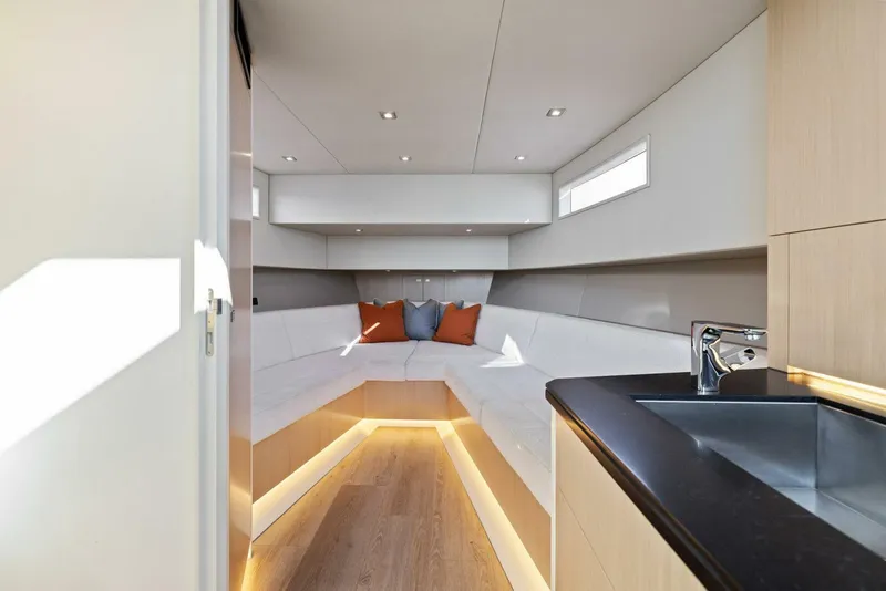 Slide: The Image of Vanquish 45 T Top 2021 - 3935014