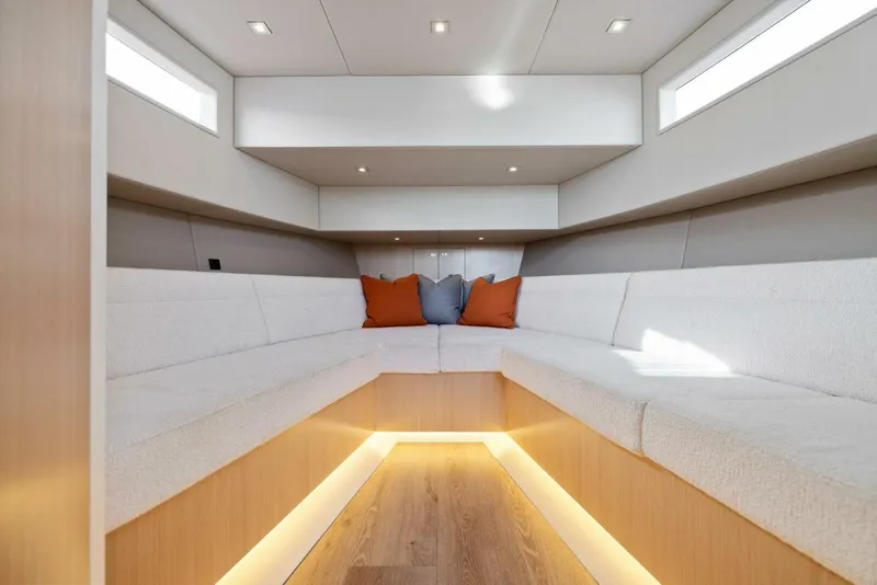 Slide: The Image of Vanquish 45 T Top 2021 - 3935015