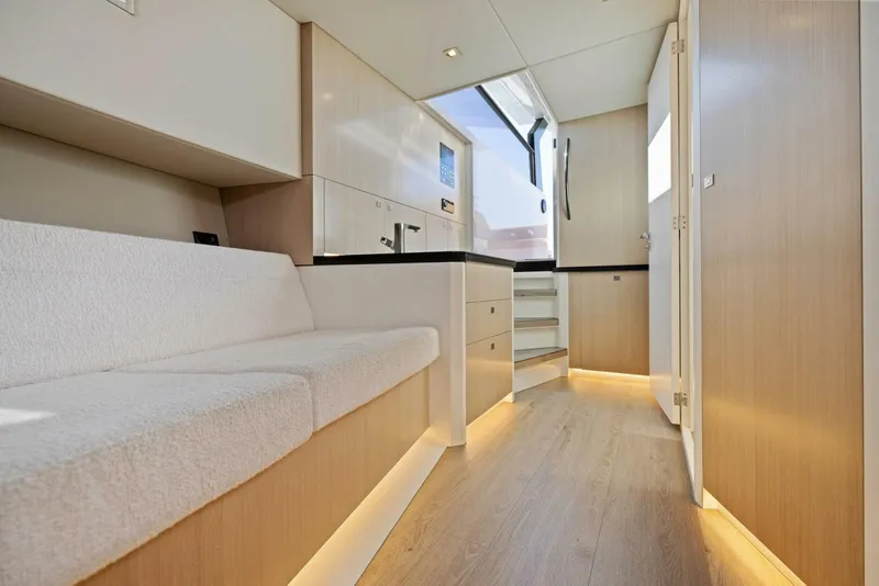 Slide: The Image of Vanquish 45 T Top 2021 - 3935016