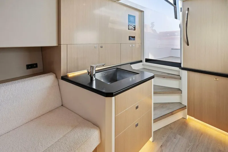 Slide: The Image of Vanquish 45 T Top 2021 - 3935018