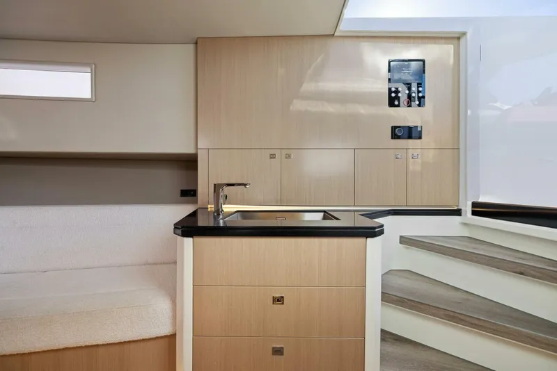 Slide: The Image of Vanquish 45 T Top 2021 - 3935019