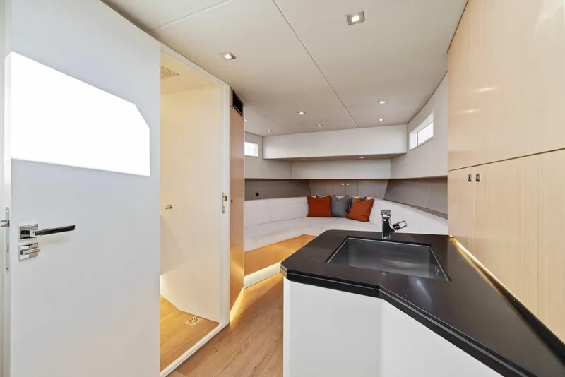 Slide: The Image of Vanquish 45 T Top 2021 - 3935021