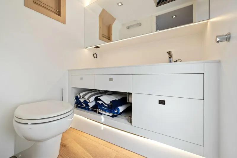 Slide: The Image of Vanquish 45 T Top 2021 - 3935023