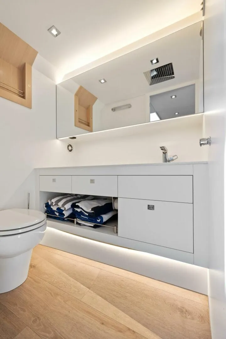 Slide: The Image of Vanquish 45 T Top 2021 - 3935024