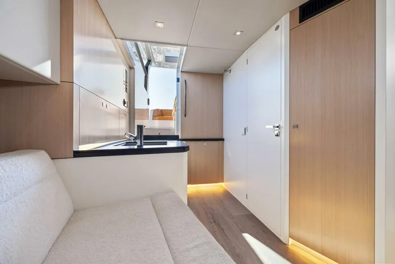 Slide: The Image of Vanquish 45 T Top 2021 - 3935025