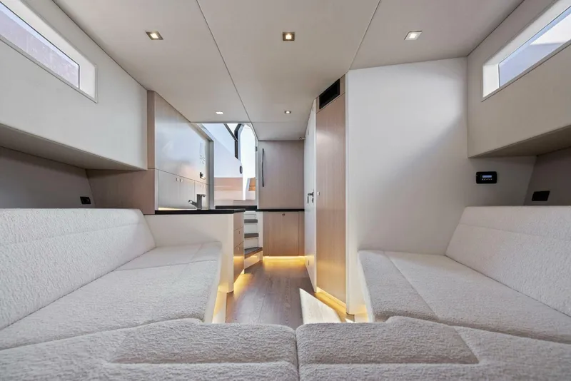 Slide: The Image of Vanquish 45 T Top 2021 - 3935026