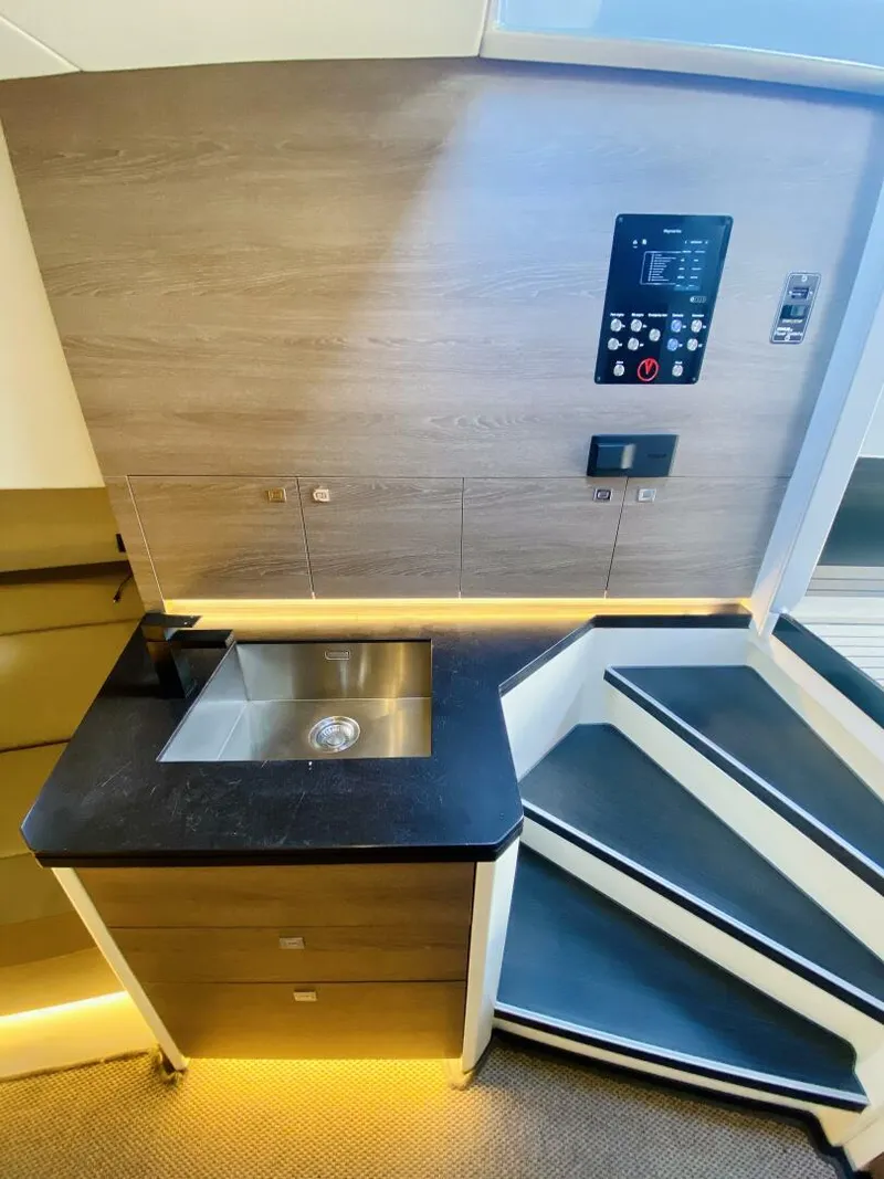 Slide: The Image of Vanquish VQ45 2020 - 3942221