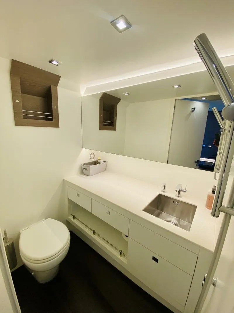 Slide: The Image of Vanquish VQ45 2020 - 3942223